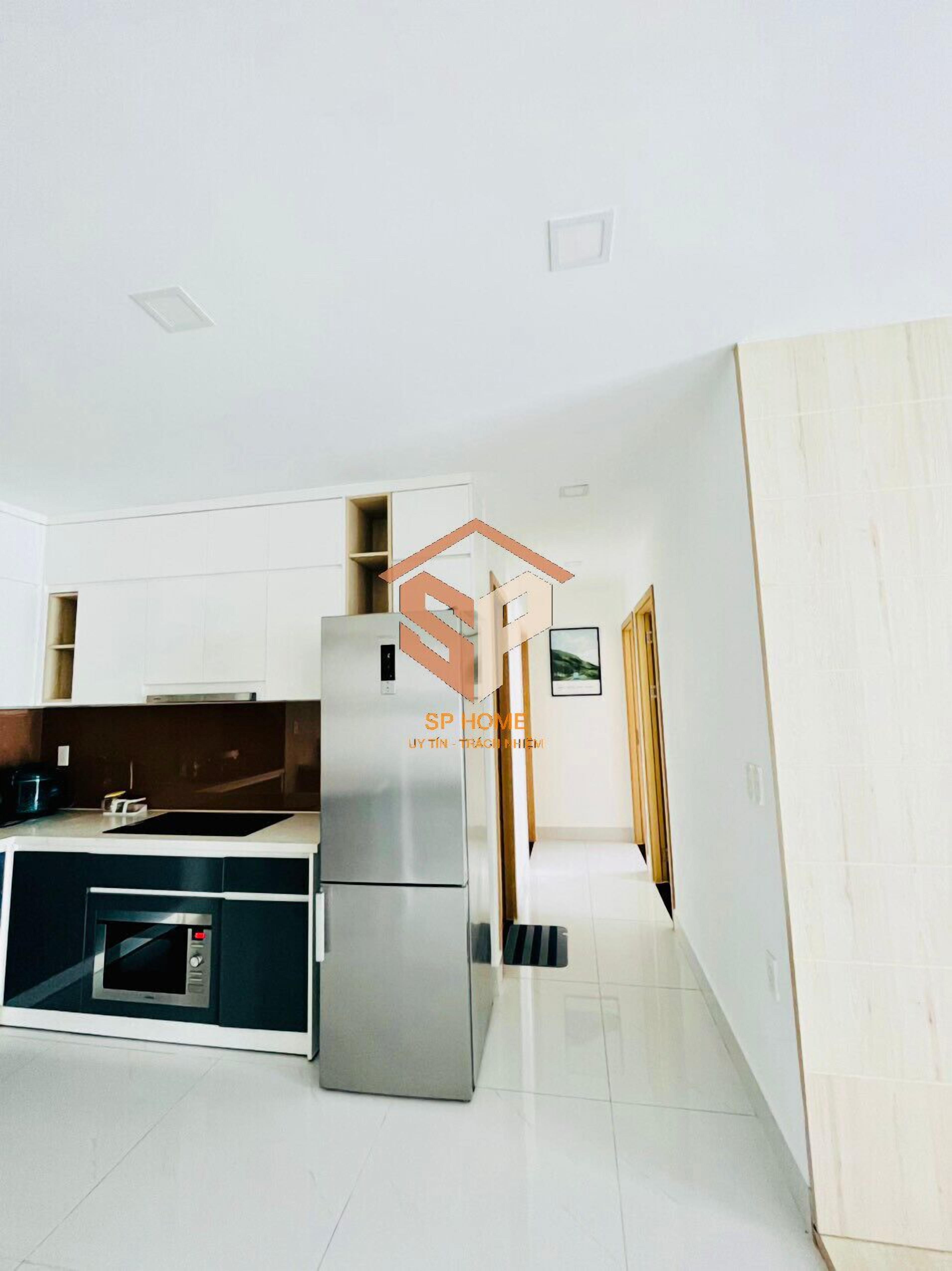 Una cocina moderna equipada con microondas, horno y refrigerador.