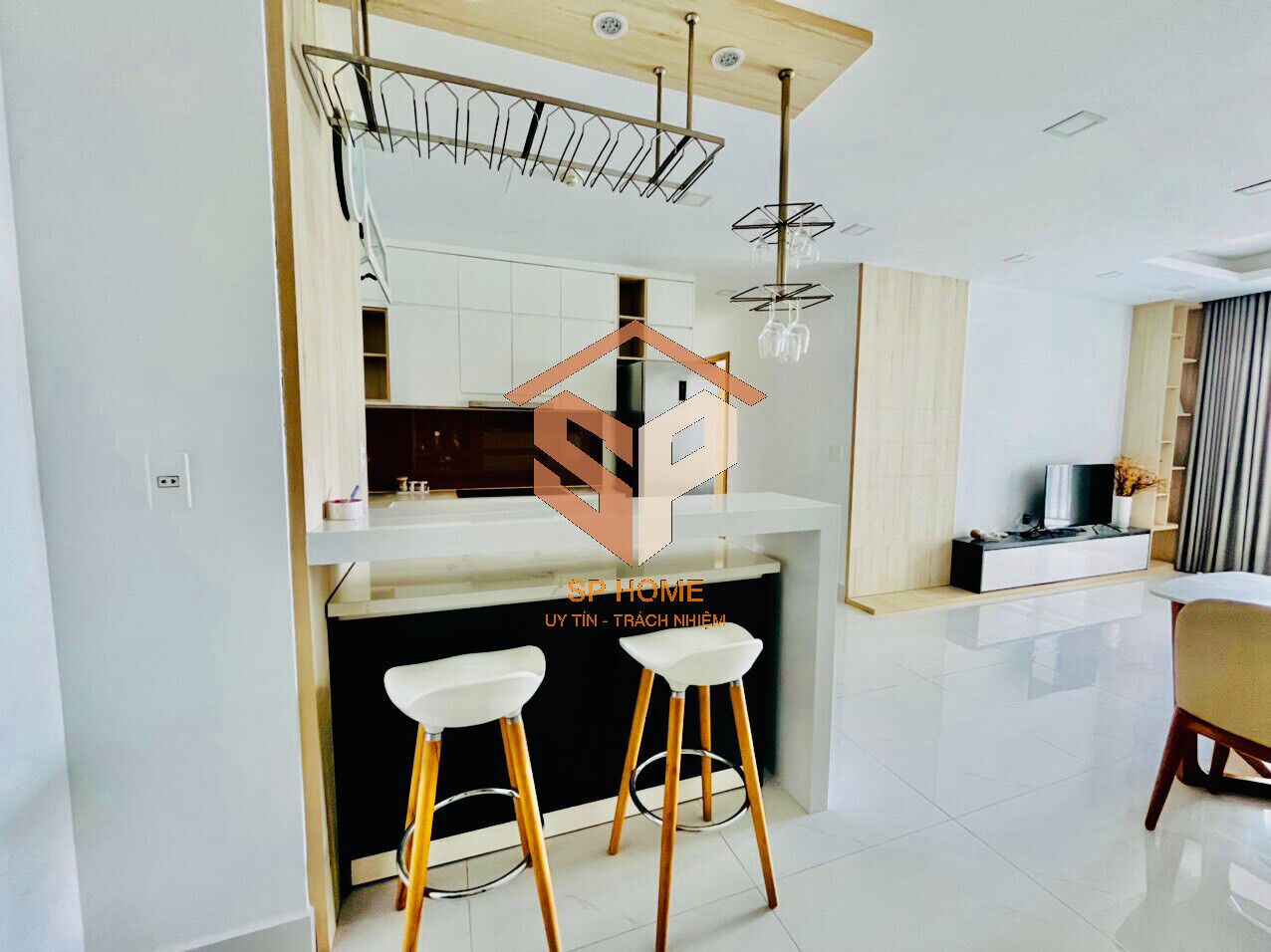 아파트, 침실 3개, 수영장 전망 (Sunrise City, Full Furniture) | 거실 공간 | 케이블 채널 시청이 가능한 52인치 스마트 TV, TV