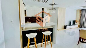 อพาร์ทเมนท์, 3 ห้องนอน, วิวสระว่ายน้ำ (Sunrise City, Full Furniture) | บริเวณนั่งเล่น