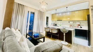 อพาร์ทเมนท์, 3 ห้องนอน (Sunrise City, Full Furniture) | บริเวณนั่งเล่น