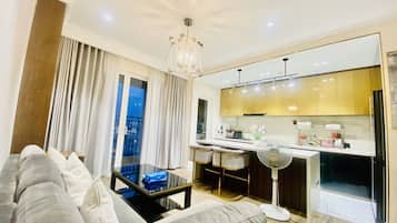 Sunrise City 3 Bedrooms Apartment, Full Furniture | Khu phòng khách | Smart TV 52-inch có truyền hình cáp, TV