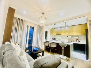 Departamento, 3 habitaciones (Sunrise City, Full Furniture) | Área de sala de estar | Smart TV de 52 pulgadas con canales por cable y televisión 