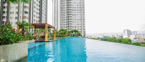 4 kolam renang terbuka, payung kolam, kerusi lepak pantai 