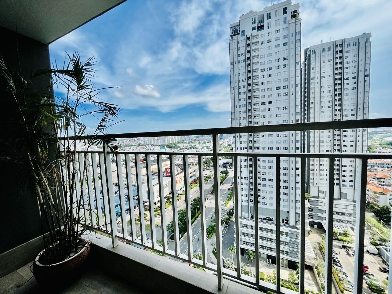 Ein Balkon mit Blick auf Hochhäuser und Stadtbild.