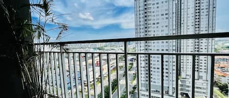 Ein Balkon mit Blick auf Hochhäuser und Stadtbild.