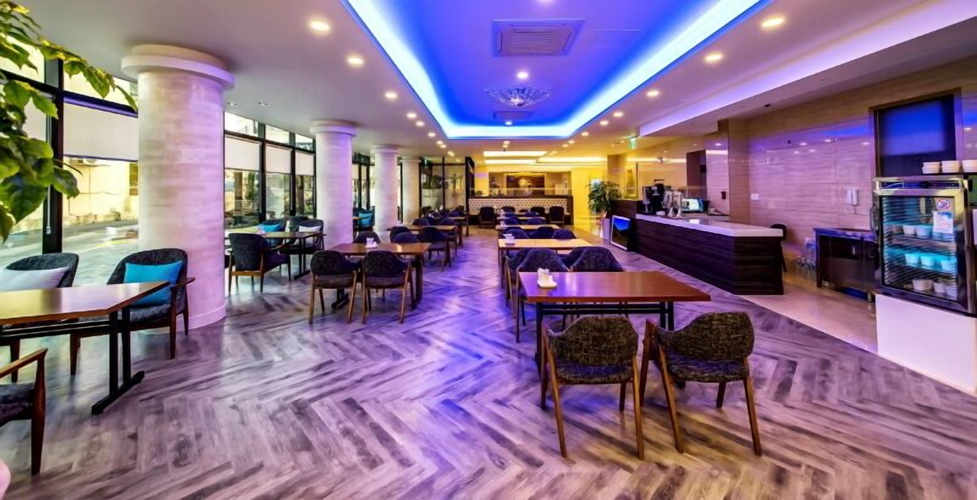 بوفيه فطور يوميًا بتكلفة قدرها (10000 KRW للشخص)