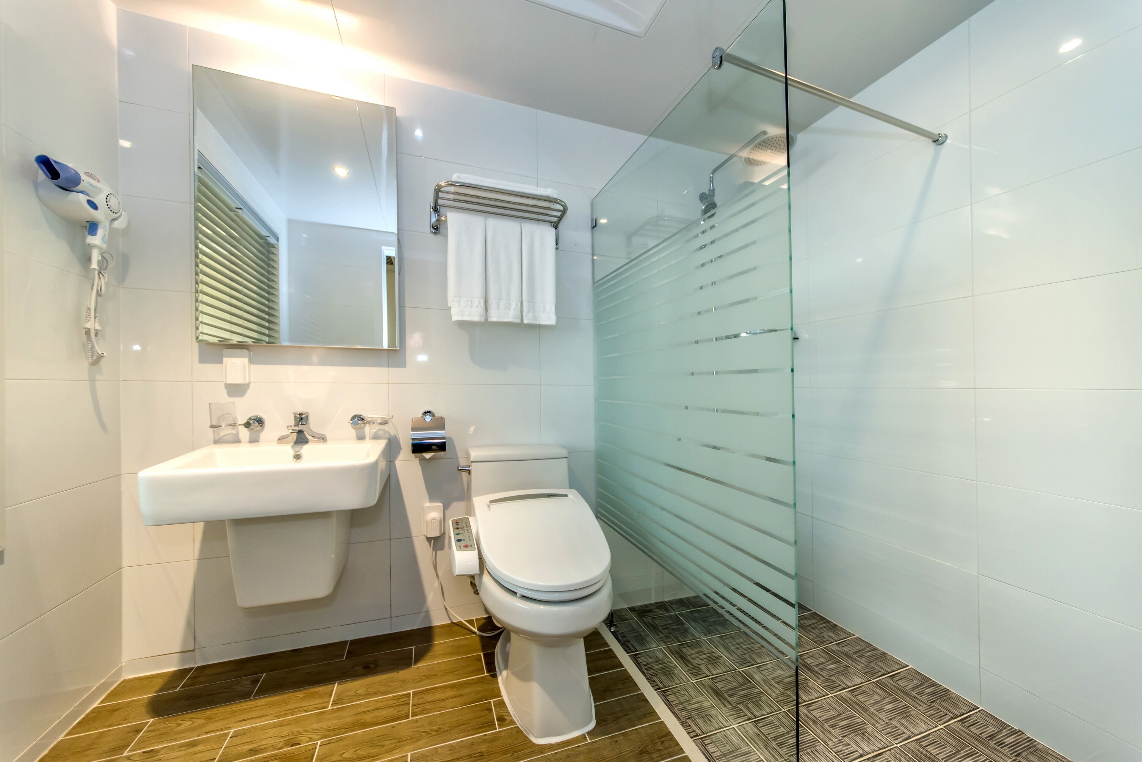 suite ondol | bathroom | shower, free toiletries, hair dryer, towels