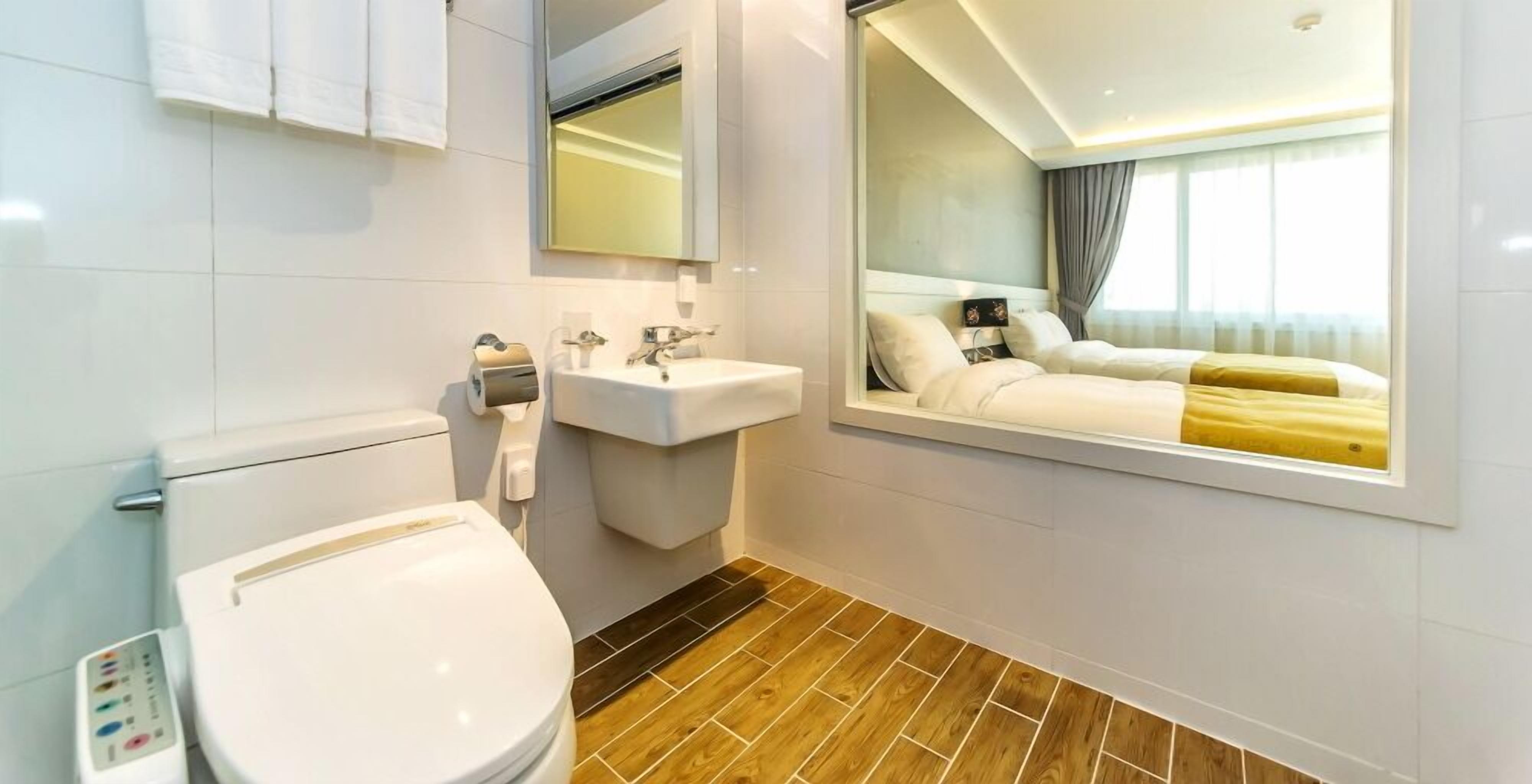 superior deluxe twin room | bathroom | shower, free toiletries, hair dryer, towels