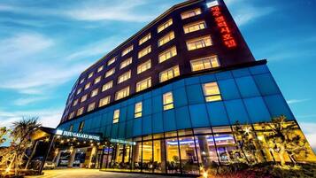 Fachada de la propiedad por la tarde o noche