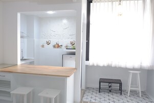 Studio Suite | Private kitchen | Fridge, electric kettle