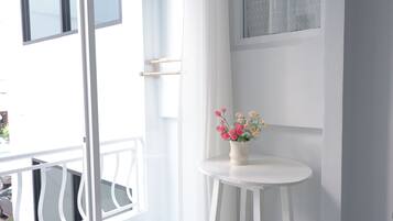 Standard-Dreibettzimmer | Wohnbereich | Flachbildfernseher