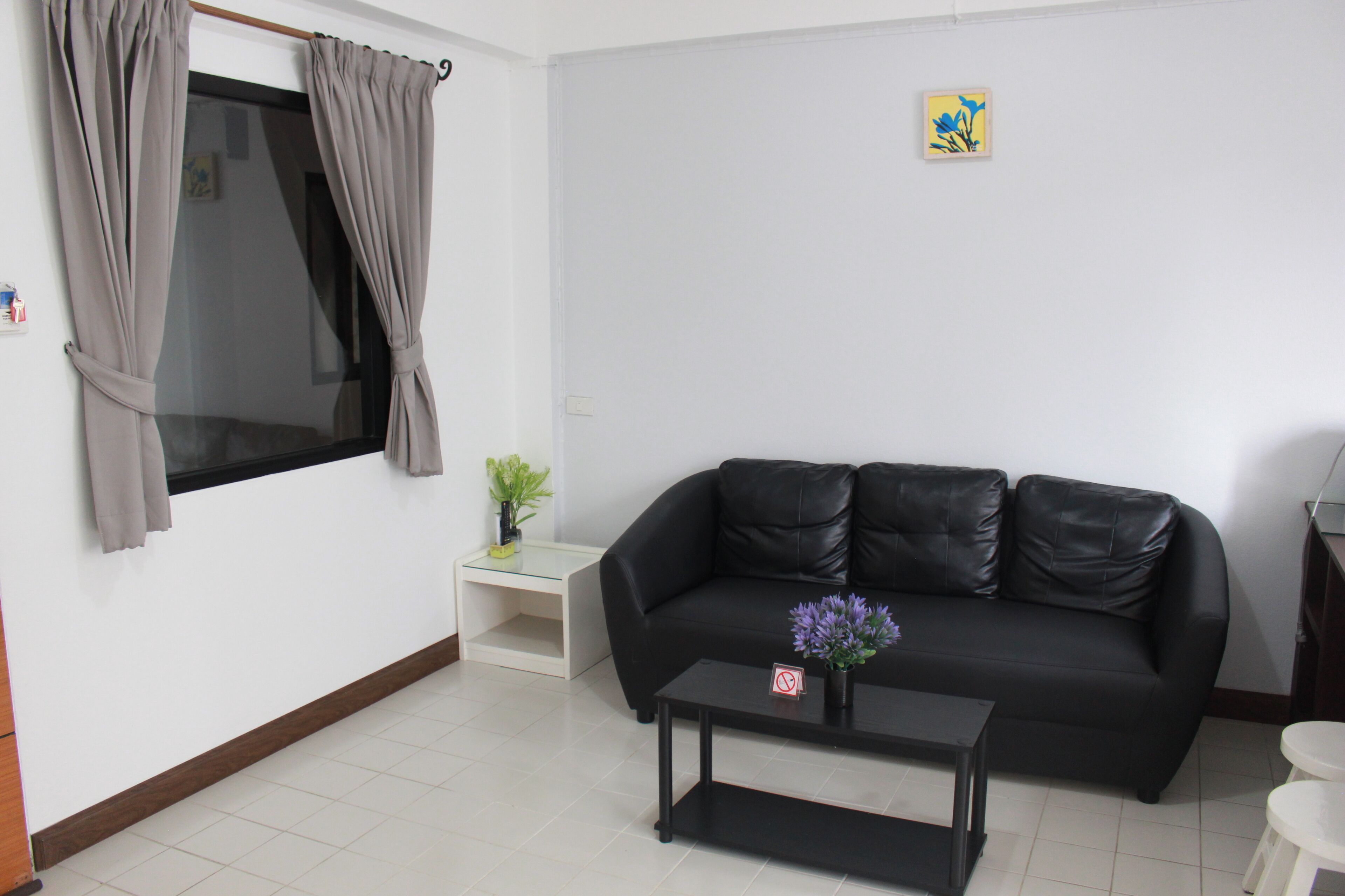 studio suite | living area | flat-screen tv