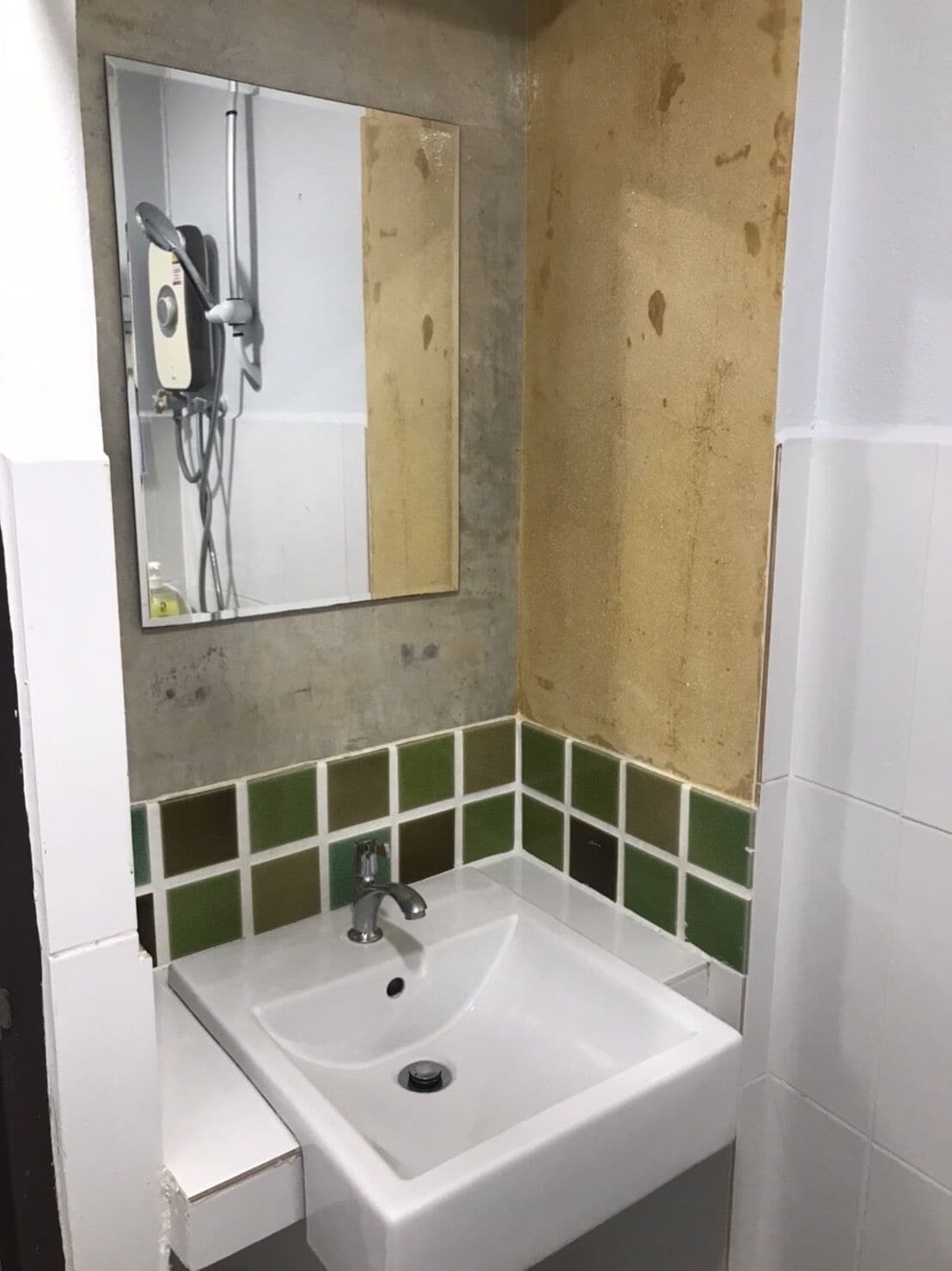 studio suite | bathroom | shower, free toiletries, hair dryer, slippers