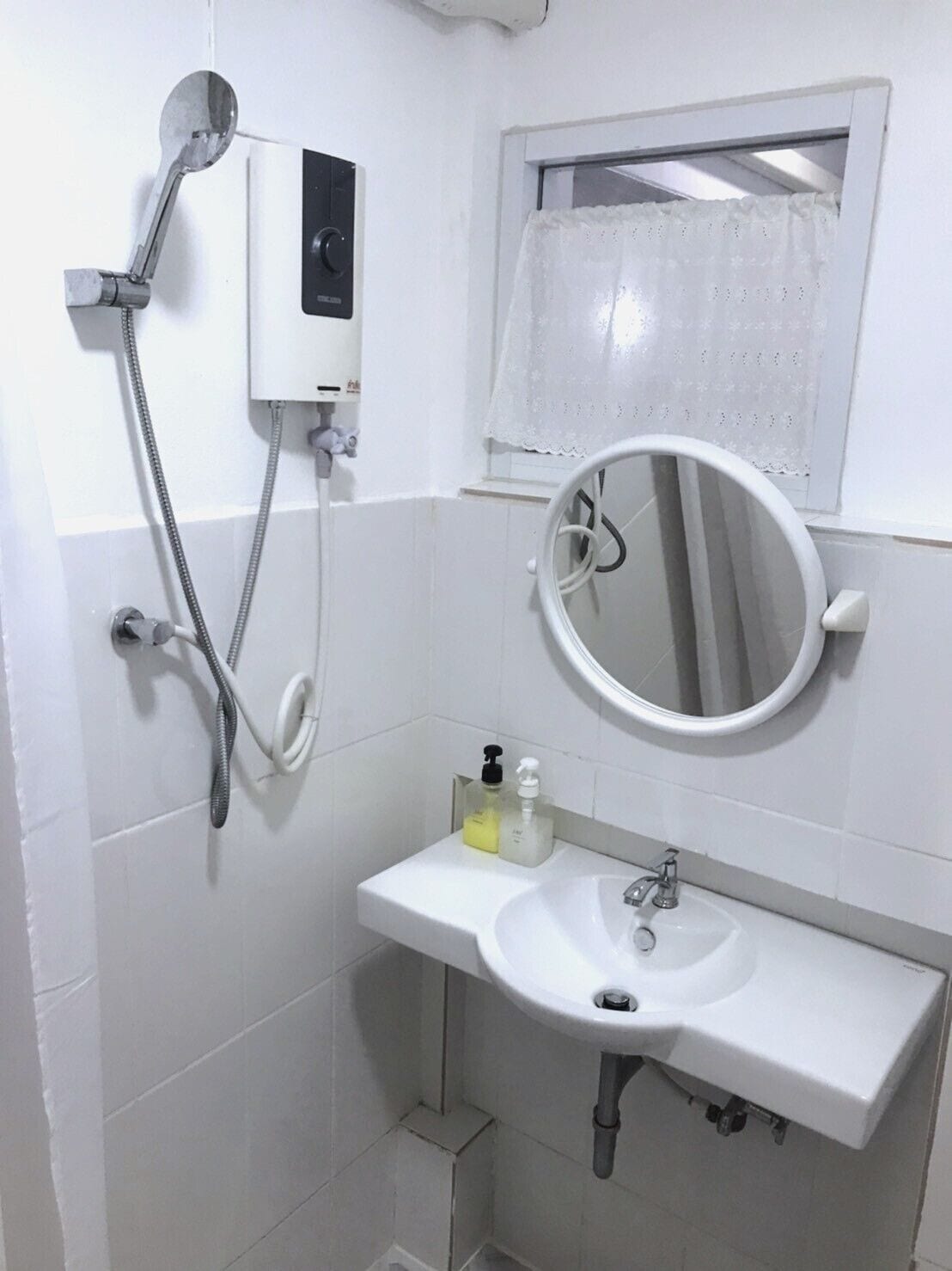 standard triple room | bathroom | shower, free toiletries, hair dryer, slippers