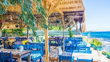 Se sirven desayunos, almuerzos y cenas; mariscos