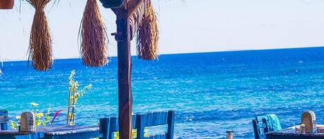 Se sirven desayunos, almuerzos y cenas; mariscos