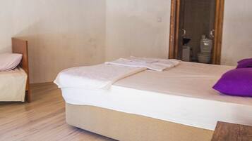 Kamar Triple Standar | Wi-Fi gratis dan seprai linen