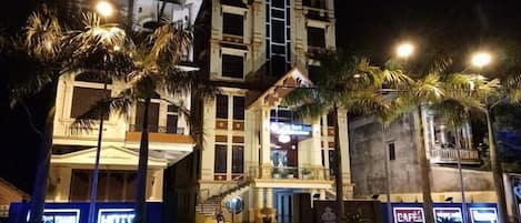 Bagian depan properti - sore/malam