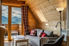 Comfort-Apartment, Bergblick (8 persons) | Wohnbereich | 40-Zoll-Flachbildfernseher mit Digitalempfang, Fernseher