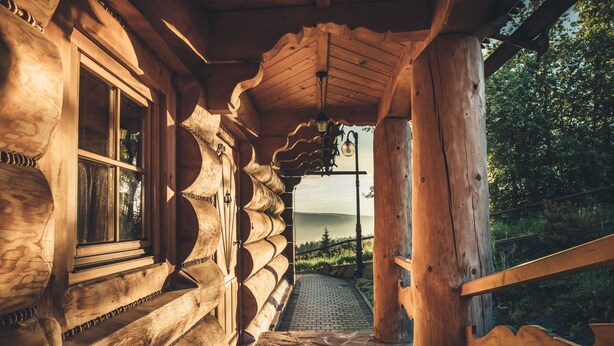 A wooden log cabin with a stone pathway leading to a scenic overlook. - Osada Kościelisko (Koscielisko)