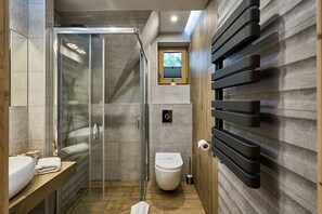 Comfort Apartment, 2 Bedrooms | Bathroom | Shower, rainfall showerhead, hair dryer, towels - Osada Kościelisko (Koscielisko)