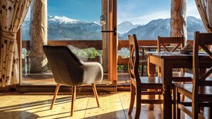 A wooden dining area with a view of snow-capped mountains. - Osada Kościelisko (Koscielisko)