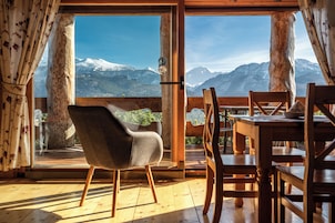 Televisión de pantalla plana, piso con calefacción