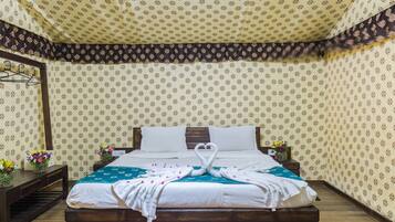 Tienda de campaña Premium, 1 cama matrimonial | Espacio para trabajar con laptop, wifi gratis y ropa de cama