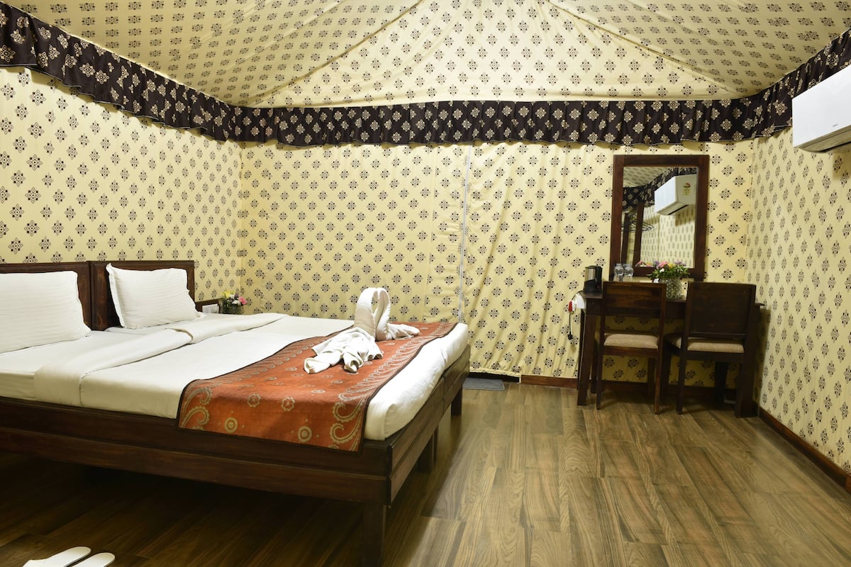Deluxe Tent | Laptop workspace, free WiFi, bed sheets, wheelchair access