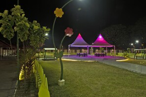 Lobby sitting area - Praveg Tent City Narmada, Statue of Unity (Garudeshwar)
