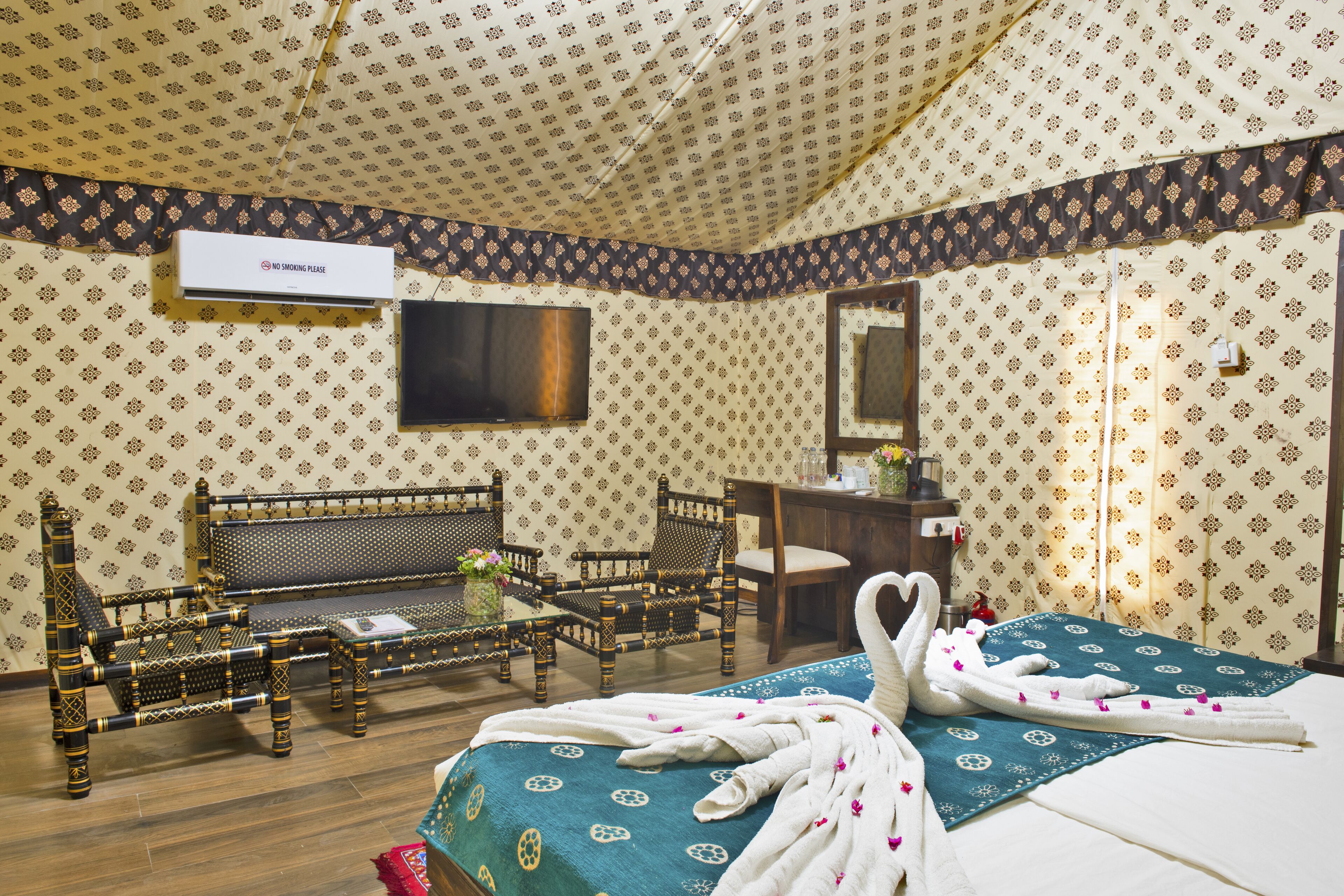 Premium Tent, 1 Double Bed | Laptop workspace, free WiFi, bed sheets, wheelchair access