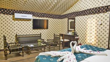 Premium Tent, 1 Double Bed | Laptop workspace, free WiFi, bed sheets, wheelchair access