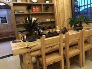 Petit déjeuner, déjeuner et dîner servis sur place