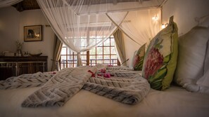 ลักซ์ชัวรี่บังกะโล, เตียงเดี่ยว 2 เตียง, วิวแม่น้ำ | ผ้าปูที่นอนฝ้ายอียิปต์, เครื่องนอนระดับพรีเมียม, มินิบาร์