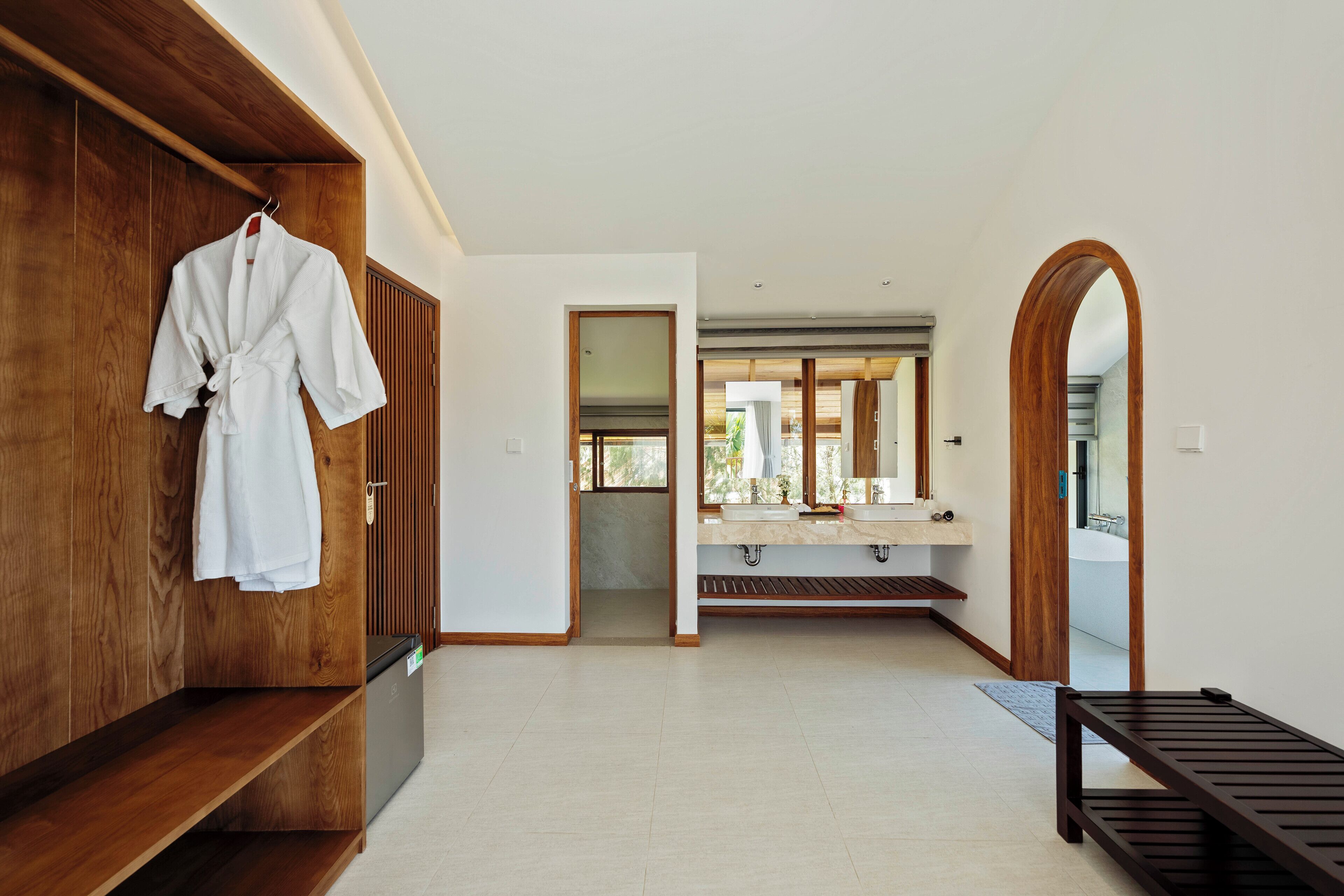 premier room, partial sea view | 1 bedroom, minibar, in-room safe, desk