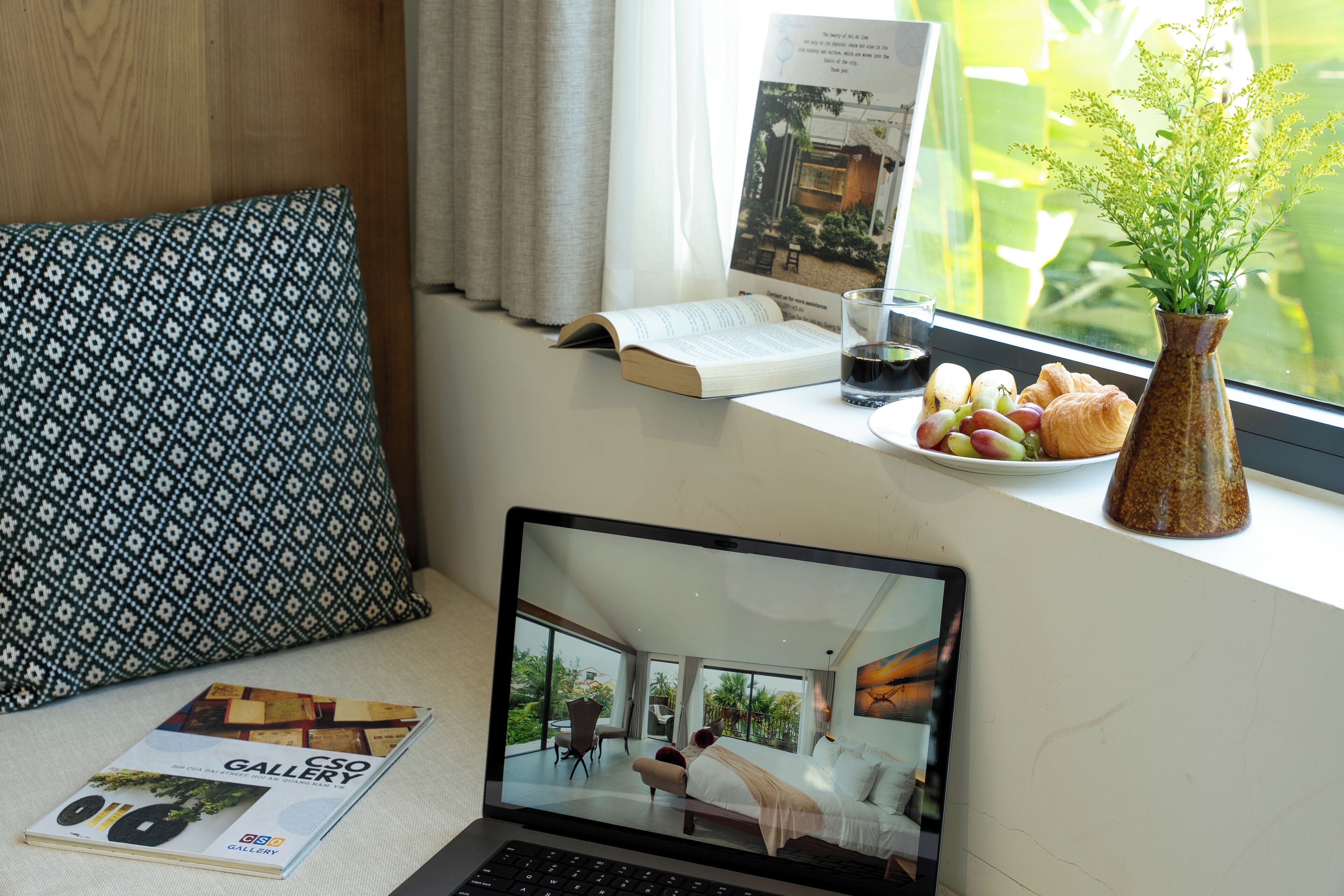 Minibar, caja de seguridad en la habitación y escritorio 