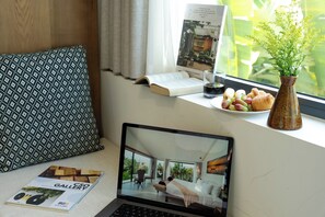 豪華客房, 泳池景 | 迷你吧、房內夾萬、書桌、手提電腦工作空間