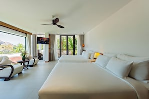 Quarto família, vista para a piscina | Frigobar, cofres nos quartos, escrivaninha