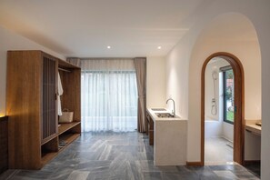 Chambre familiale, vue sur la piscine | Minibar, coffre-fort, bureau