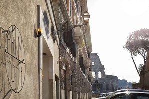 Property entrance - Palm Suite - Small Luxury Hotels of the World (Rome)