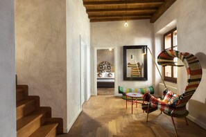 Familie suite, 2 slaapkamers, uitzicht op de binnenplaats | Een minibar met enkele gratis items, een kluis op de kamer