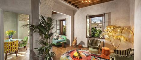 Suite Grand, 2 dormitoris (Forum View) | Minibar amb articles gratuïts i caixa forta a l'habitació