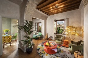 Grand suite, 2 slaapkamers (Forum View) | Een minibar met enkele gratis items, een kluis op de kamer