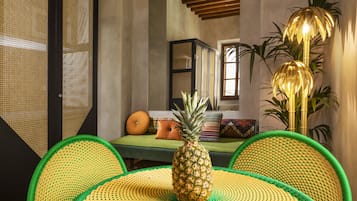 Suíte, vista para o pátio | Frigobar (abastecido com alguns itens grátis), cofres nos quartos