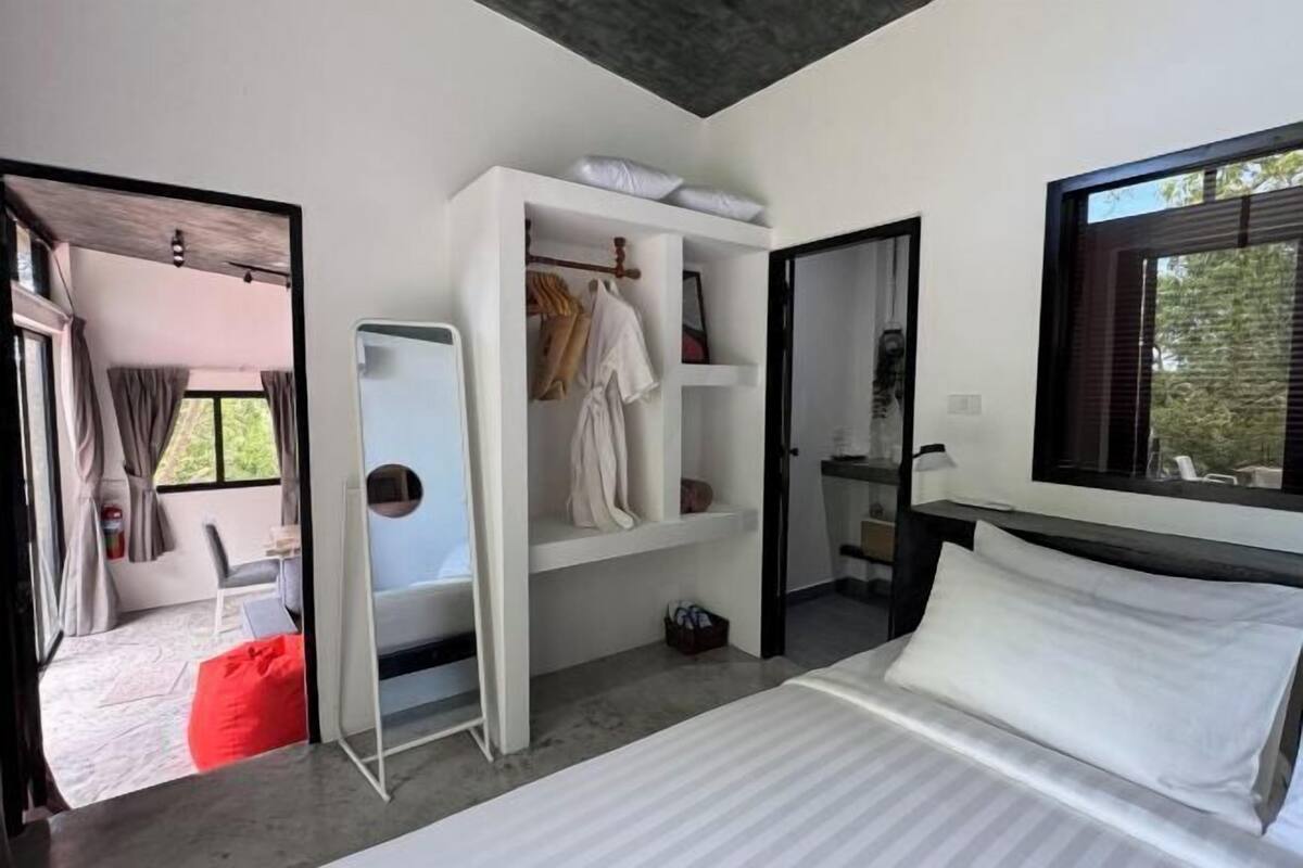 Luxe beddengoed, een minibar, een kluis op de kamer