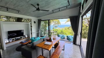 コンフォート ヴィラ 1 ベッドルーム プライベートプール シービュー | リビング エリア | 48 インチの薄型テレビ (デジタル放送視聴可)、スマートテレビ、Netflix