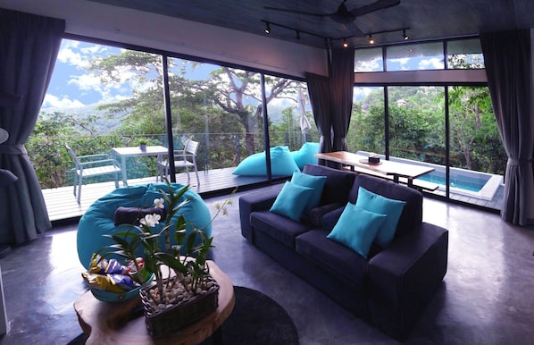 Villa Confort, 1 chambre, piscine privée, vue mer | Coin séjour | Télévision à écran plat de 48 pouces avec chaßnes numériques