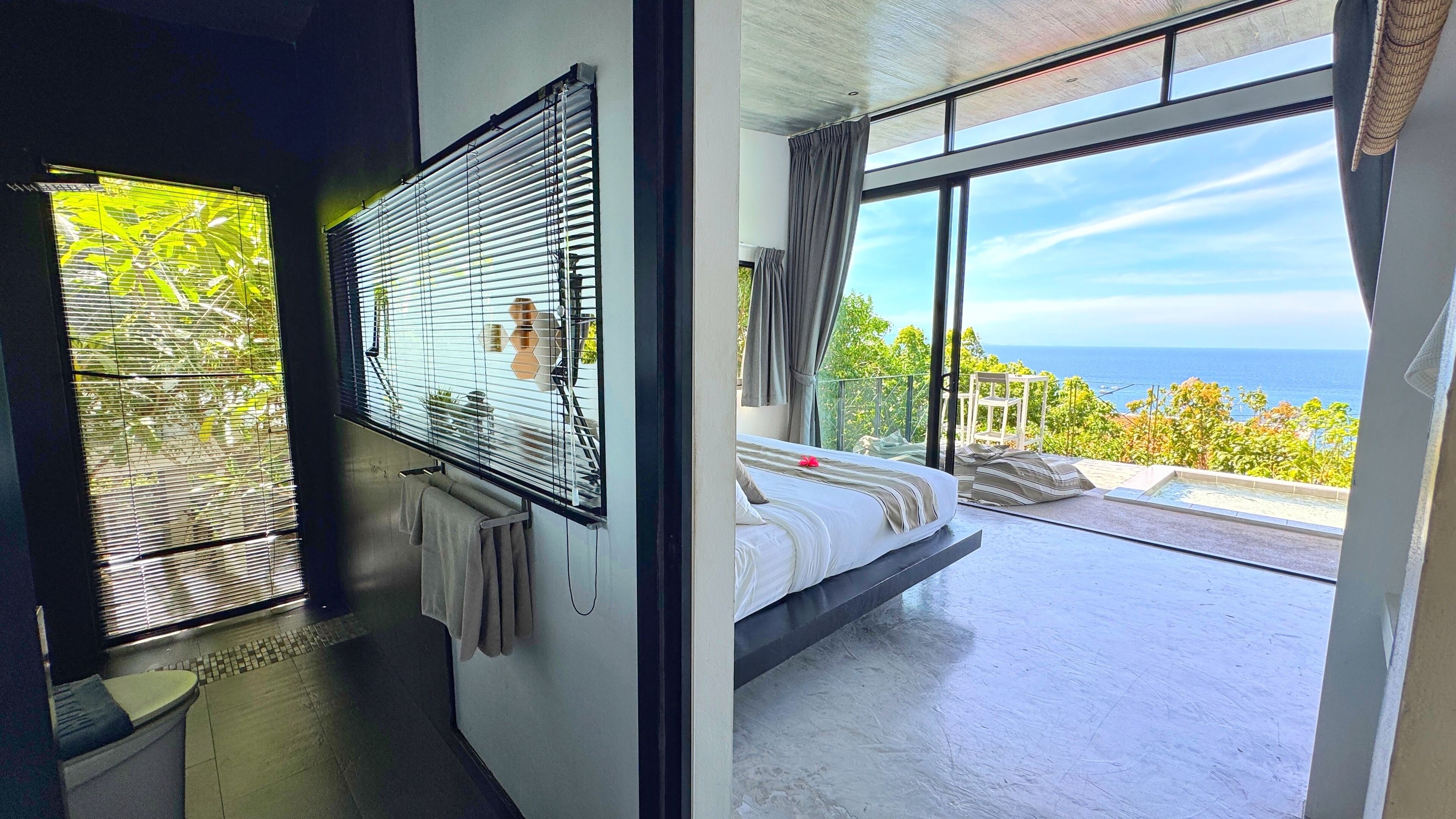 Ropa de cama de alta calidad y minibar 