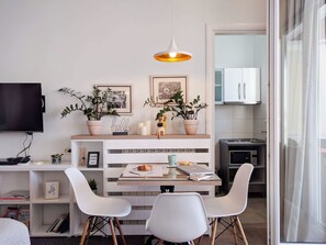 Lägenhet Panoramic - 1 queensize-säng med bäddsoffa - terrass - utsikt mot staden | Vardagsrum | 40-tums platt-tv med kabelkanaler och LCD-tv