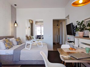 Appartement panoramique, 1 grand lit et 1 canapé-lit, terrasse, vue sur la ville | Aire de séjour | Téléviseur à écran plat de 40 po avec télévision par câble
